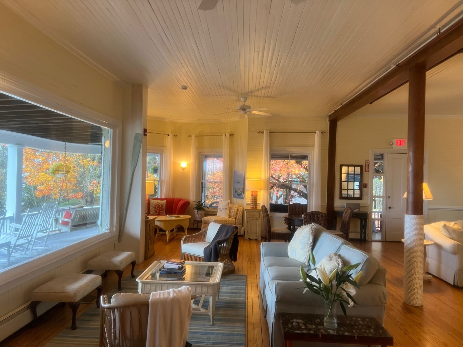 The salon with sofas and a large window onto the porch
